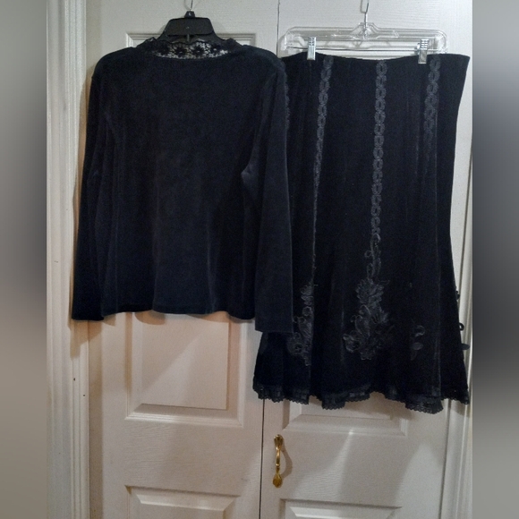 The Territory Ahead Elegant Top: L & Forwear N.Y. Black Skirt: XL, 2 pc Set - Picture 2 of 13